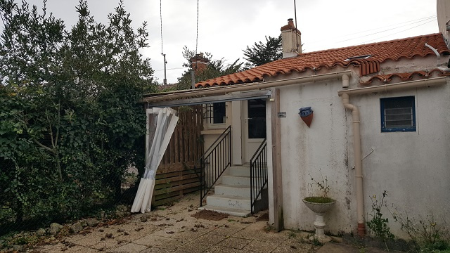 maison/villa angles En pierre avec dépendance et garage