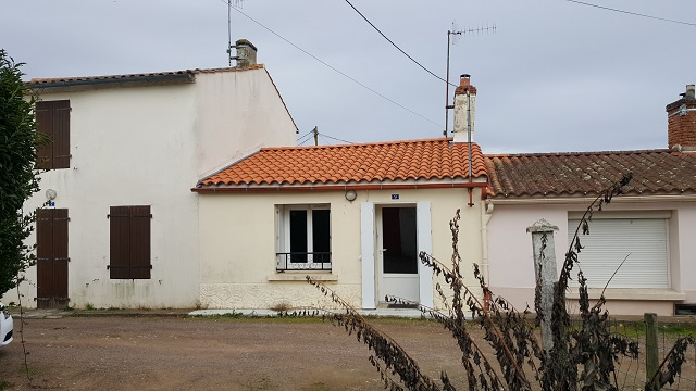 maison/villa angles En pierre avec dépendance et garage