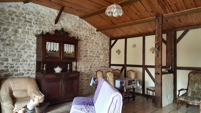 maison/villa angles En pierre avec dépendance et garage