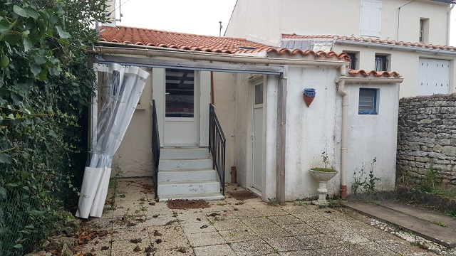 maison/villa angles En pierre avec dépendance et garage